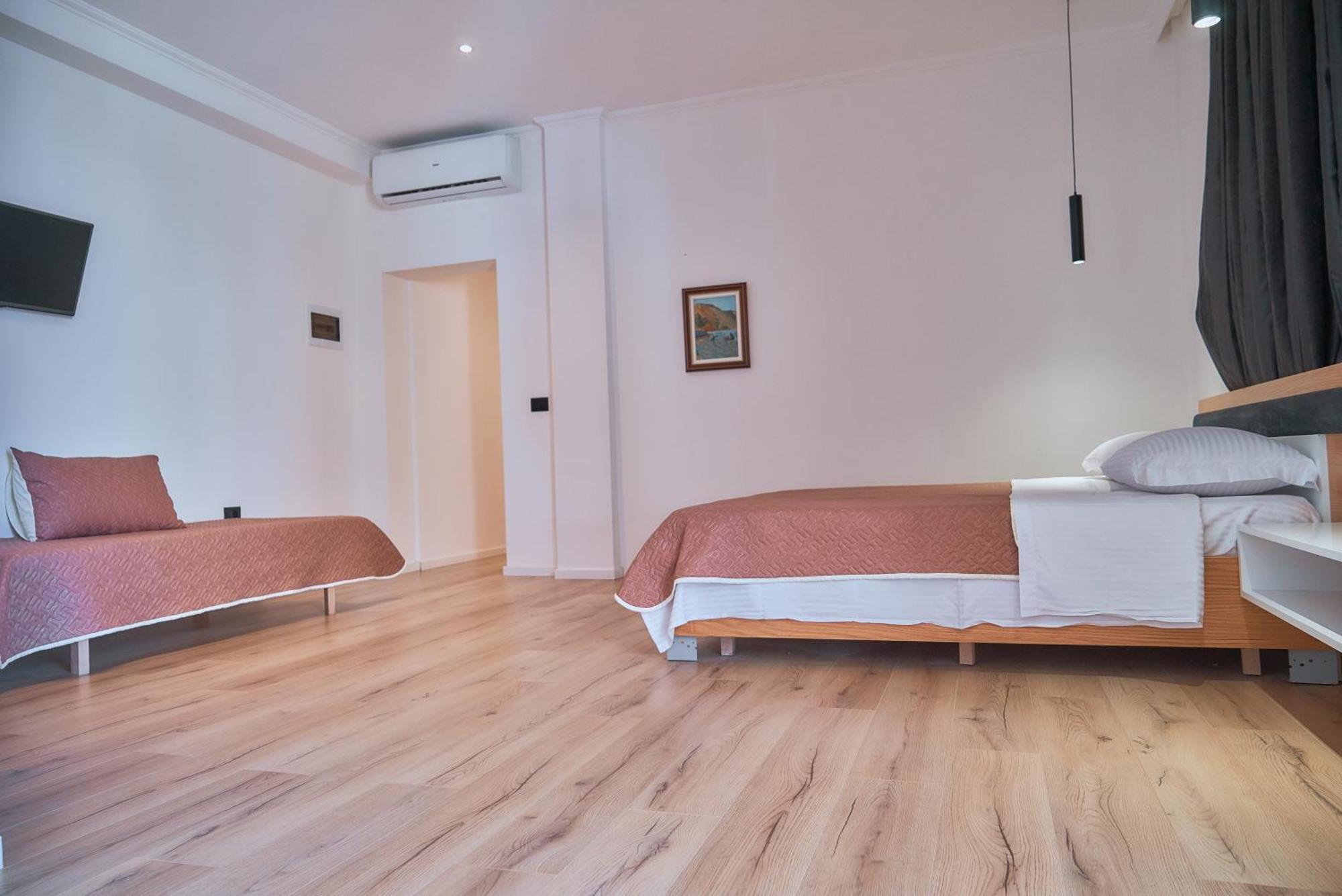 Kalpazo Inn Tirana Exteriör bild